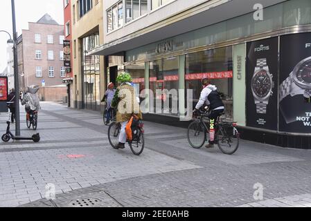 Cologne, Allemagne. 14 février 2021. Un groupe de carnivalistes costumés se rend à vélo dans le centre-ville de Cologne le dimanche du carnaval. Credit: Horst Galuschka/dpa/Horst Galuschka dpa/Alay Live News Banque D'Images