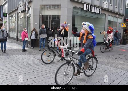Cologne, Allemagne. 14 février 2021. Un groupe de carnivalistes costumés se rend à vélo dans le centre-ville de Cologne le dimanche du carnaval. Credit: Horst Galuschka/dpa/Horst Galuschka dpa/Alay Live News Banque D'Images