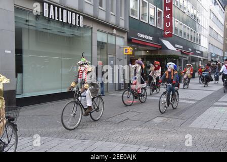 Cologne, Allemagne. 14 février 2021. Un groupe de carnivalistes costumés se rend à vélo dans le centre-ville de Cologne le dimanche du carnaval. Credit: Horst Galuschka/dpa/Horst Galuschka dpa/Alay Live News Banque D'Images