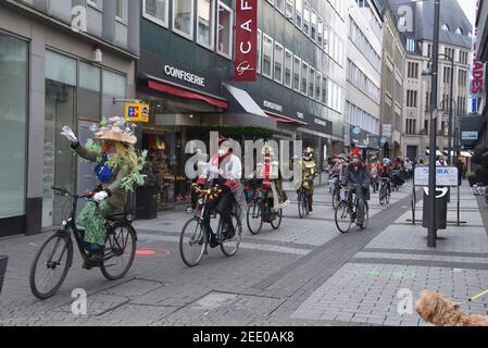 Cologne, Allemagne. 14 février 2021. Un groupe de carnivalistes costumés se rend à vélo dans le centre-ville de Cologne le dimanche du carnaval. Credit: Horst Galuschka/dpa/Horst Galuschka dpa/Alay Live News Banque D'Images