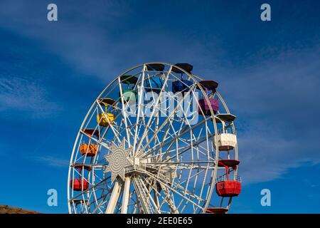 La grande roue du parc d'atraccions Tibidabo, Barcelone, a fermé ses portes en février 2021 en raison des restrictions du coronavirus Covid-19. Banque D'Images