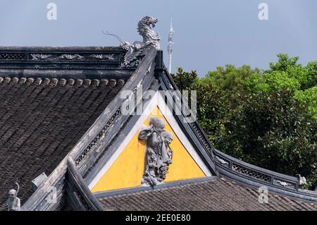 Détails architecturaux sur le toit d'une salle du temple Hanshan à suzhou en chine, lors d'une journée ensoleillée sans nuages dans la province de Jiangsu. Banque D'Images