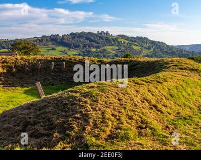Vue vers le sud jusqu'au château de Riber depuis Bailey's Tump A. Placement des armes de la Seconde Guerre mondiale à Matlock Derbyshire Dales Peak District Angleterre Royaume-Uni Banque D'Images