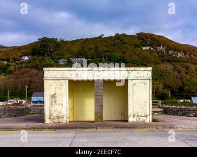 Abri de plage en béton sur le front de mer à Barmouth à Gwynedd sur la côte nord du pays de Galles au Royaume-Uni. Banque D'Images