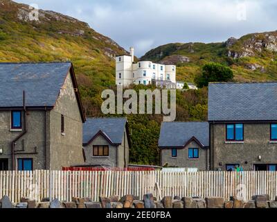 Maison moderne avec grande maison à flanc de colline derrière à Barmouth à Gwynedd sur la côte nord du pays de Galles du Royaume-Uni. Banque D'Images