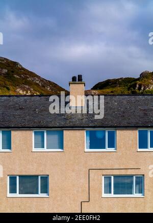Maisons modernes en terrasse à Barmouth à Gwynedd, sur la côte nord du pays de Galles au Royaume-Uni. Banque D'Images