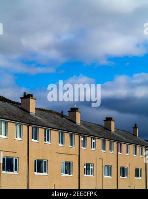 Maisons modernes en terrasse à Barmouth à Gwynedd, sur la côte nord du pays de Galles au Royaume-Uni. Banque D'Images