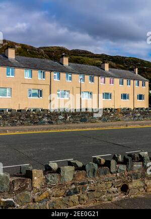 Maisons modernes en terrasse à Barmouth à Gwynedd, sur la côte nord du pays de Galles au Royaume-Uni. Banque D'Images
