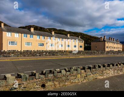 Maisons modernes en terrasse à Barmouth à Gwynedd, sur la côte nord du pays de Galles au Royaume-Uni. Banque D'Images