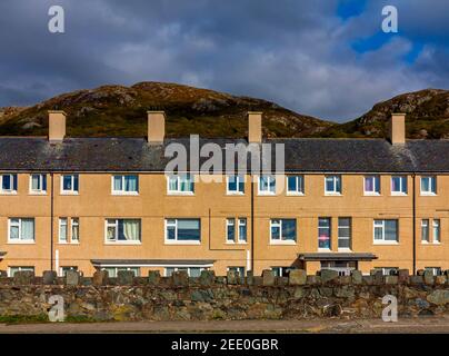 Maisons modernes en terrasse à Barmouth à Gwynedd, sur la côte nord du pays de Galles au Royaume-Uni. Banque D'Images