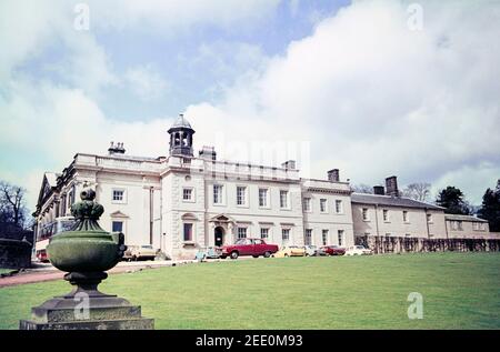 1975 Wortley Hall Barnsley - Wortley Hall, également connu sous le nom de « maison ancestrale des travailleurs », dans le village de Wortley près de la ville de Sheffield. Wortley Hall est une demeure ancestrale dans le petit village de Wortley, dans le Yorkshire du Sud, situé au sud de Barnsley. Depuis plus de six décennies, cette salle est principalement associée au mouvement travailliste britannique. Il est actuellement utilisé par plusieurs syndicats et d'autres organisations comme lieu de cours de formation résidentielle et d'autres réunions, ainsi que pour des rassemblements purement sociaux. Wortley Hall, Wortley, Barnsley, South Yorkshire, Angleterre, GB, UK, Europe Banque D'Images