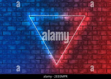 Triangle de néon au centre.triangle de cadre de lumière néon rouge et bleu au centre sur fond de mur de brique. Arrière-plan abstrait sombre Banque D'Images