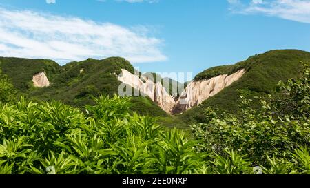 Affleurements rocheux de pierre ponce près de la rivière. Kutkhins baht, réserve de Kronotsky, Kamchatka, Russie Banque D'Images