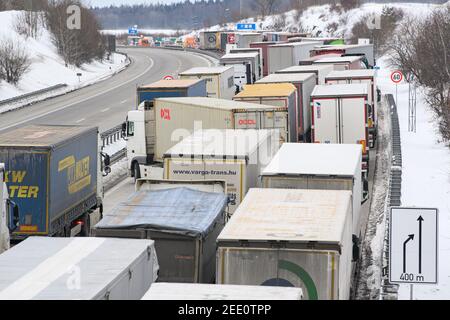 Bad Gottleuba, Allemagne. 15 février 2021. Les camions sont bloqués sur l'Autobahn 17 en direction de Dresde. Les policiers fédéraux vérifient les entrants près du poste frontalier avec la République tchèque. Le renforcement des règles d'entrée allemandes aux frontières avec la République tchèque et la province autrichienne du Tyrol pour se protéger contre les variantes dangereuses du coronavirus est entré en vigueur dans la nuit du 14 février 2021. Credit: Robert Michael/dpa-Zentralbild/dpa/Alay Live News Banque D'Images