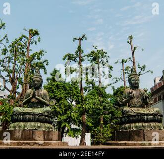 Statue de Kannon Bosatsu et Seishi Bosatsu sur le site du temple Senso-ji, Asakusa, Tokyo, Japon Banque D'Images