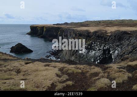 Colonnes de basalte le long des falaises rocheuses sur la côte de l'Islande. Banque D'Images