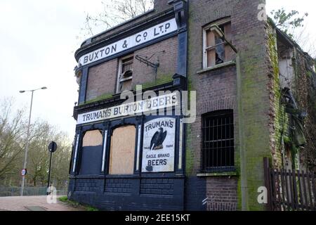 LONDRES - 15 FÉVRIER 2021 : le Victoria Pub abandonné sur Woolwich Road dans le sud-est de Londres. Banque D'Images