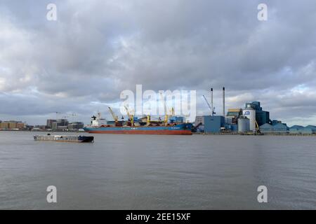 LONDRES - 15 FÉVRIER 2021 : raffinerie de Tate et Lyle Sugar de l'autre côté de la Tamise à Woolwich. Le cargo Cengiz Bey est amarré à l'extérieur. Banque D'Images