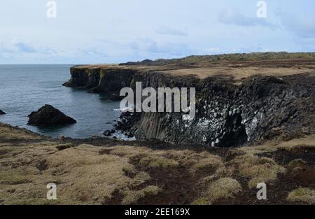 Falaises de roche de lave et colonnes de basalte sur la côte de l'Islande. Banque D'Images