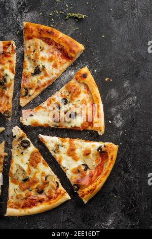 plat déposer les tranches de pizza avec des ingrédients savoureux comme les champignons, le fromage et les olives. Banque D'Images