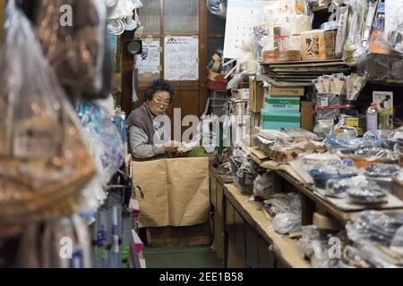 Tokyo, Japon - janvier 22 2016 : fournisseur principal de lady japonaise au marché de Tsukiji à Tokyo, Japon. Banque D'Images