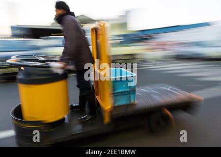 Tokyo, Japon - janvier 22 2016 : un homme conduisant le taretto, chariot de transport motorisé, à Tsukiji, le plus grand marché de poissons et de fruits de mer Banque D'Images