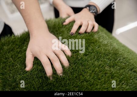 Homme et femme tenant choisir un nouveau tapis pour la rénovation pour couvrir le plancher dans la maison. Banque D'Images