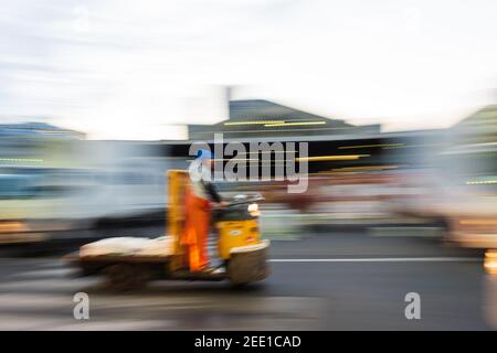 Tokyo, Japon - janvier 22 2016 : un homme conduisant le taretto, chariot de transport motorisé, à Tsukiji, le plus grand marché de poissons et de fruits de mer Banque D'Images