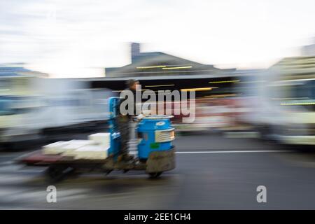 Tokyo, Japon - janvier 22 2016 : un homme conduisant le taretto, chariot de transport motorisé, à Tsukiji, le plus grand marché de poissons et de fruits de mer Banque D'Images