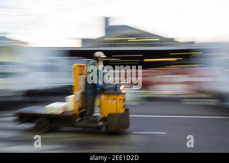 Tokyo, Japon - janvier 22 2016 : un homme conduisant le taretto, chariot de transport motorisé, à Tsukiji, le plus grand marché de poissons et de fruits de mer Banque D'Images