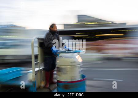 Tokyo, Japon - janvier 22 2016 : un homme conduisant le taretto, chariot de transport motorisé, à Tsukiji, le plus grand marché de poissons et de fruits de mer Banque D'Images
