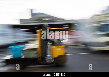 Tokyo, Japon - janvier 22 2016 : un homme conduisant le taretto, chariot de transport motorisé, à Tsukiji, le plus grand marché de poissons et de fruits de mer Banque D'Images