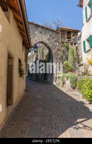 Petite ruelle dans le village de St Saphorin, sur la rive nord du lac Léman, dans la région viticole de la Côte du canton de Vaud en Suisse. Banque D'Images