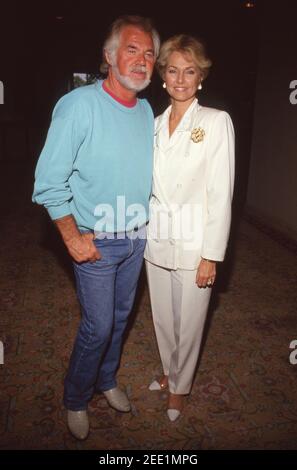 Kenny Rogers et son épouse Marianne Gordon assistent à la tournée de presse NBC Fall TCA le 29 juillet 1991 à l'hôtel Universal Hilton de Universal City, en Californie. Crédit: Ralph Dominguez/MediaPunch Banque D'Images