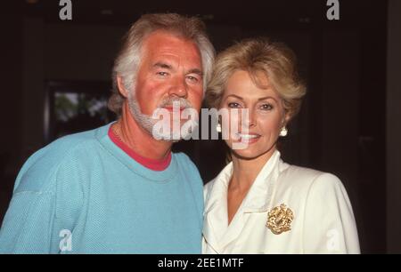 Kenny Rogers et son épouse Marianne Gordon assistent à la tournée de presse NBC Fall TCA le 29 juillet 1991 à l'hôtel Universal Hilton de Universal City, en Californie. Crédit: Ralph Dominguez/MediaPunch Banque D'Images