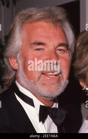 Kenny Rogers et son épouse Marianne Gordon assistent à la première de Westwood « Robin Hood: Prince of Thieves » le 10 juin 1991 au Mann Village Theatre de Westwood, Californie crédit : Ralph Dominguez/MediaPunch Banque D'Images