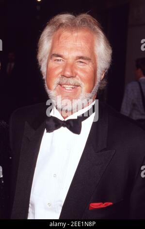 Kenny Rogers et son épouse Marianne Gordon assistent à la première de Westwood « Robin Hood: Prince of Thieves » le 10 juin 1991 au Mann Village Theatre de Westwood, Californie crédit : Ralph Dominguez/MediaPunch Banque D'Images