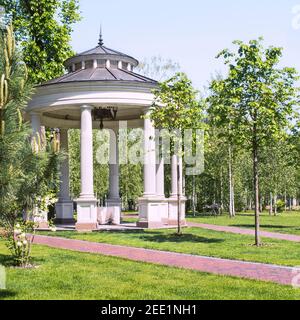 Kiev, Ukraine - 19 mai 2014: Magnifique belvédère dans le parc de Mezhyhirya. Banque D'Images