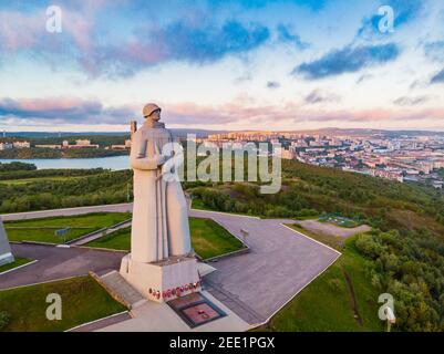 Mourmansk, Russie - 1 juillet 2019 : panorama vue aérienne de monument de la ville de défenseurs de l'Arctique soviétique Aliocha . Banque D'Images