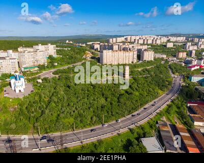 Mourmansk, Russie - 1 juillet 2019 : vue aérienne du mémorial Phare, église et monuments d'ancre, Panorama ville du nord. Port de cargaison golfe de la mer. Banque D'Images