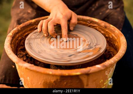 L'homme commence à faire de la céramique poterie avec le doigt sur la roue, création de céramique. Banque D'Images