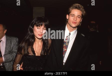 CENTURY CITY, CA - 16 NOVEMBRE : l'actrice Jill Schoelen et l'acteur Brad Pitt assistent à la soirée d'ouverture « Hurlyburly » le 26 novembre 1988 au club Teh Twenty/20 de Century City, Californie. Crédit: Ralph Dominguez/MediaPunch Banque D'Images