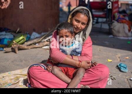 Rajasthan. Inde. 05-02-2018. En Inde, une femme de faible casting se repose avec son enfant pour mendier dans la rue pour de l'argent. Banque D'Images