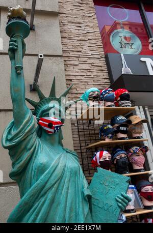 Boutique de souvenirs de la Statue de la liberté avec masques à vendre Manhattan, New York Banque D'Images