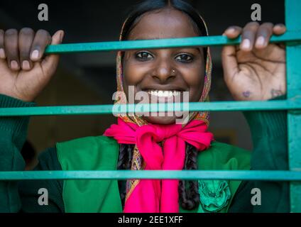 Uttar Pradesh. 05-15-2018. Portrait d'une adolescente heureuse tout en regardant à l'extérieur de l'intérieur de son école. Banque D'Images