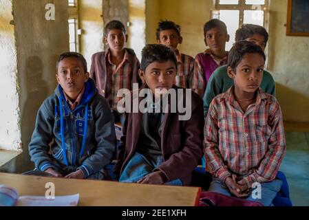 Uttar Pradesh. 05-15-2018. Adolescents de sexe masculin fréquentant une classe à l'école. Banque D'Images