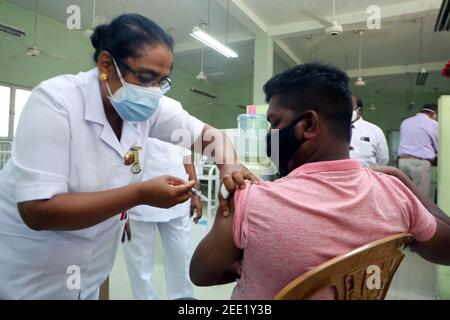 Colombo, Sri Lanka. 15 février 2021. Un homme reçoit une dose du vaccin COVID-19 à Colombo, au Sri Lanka, le 15 février 2021. Le président sri-lankais Gotabaya Rajapaksa a demandé lundi aux autorités sanitaires de commencer à vacciner les membres du grand public dans la province occidentale du pays avec l'Oxford Astra Zeneca contre le virus COVID-19. Les autorités ont déclaré qu'elles avaient commencé à vacciner ceux qui sont à haut risque d'exposition au virus, comme les travailleurs des ports, les membres du personnel des hôpitaux privés et même les collecteurs d'ordures qui étaient basés dans la province de l'Ouest. Crédit: Ajith Perera/Xinhua/Alamy Live News Banque D'Images