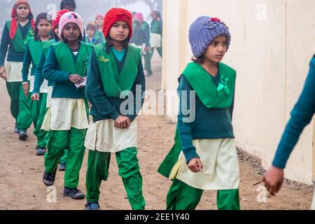 Uttar Pradesh. 05-15-2018. Les filles retournent dans leur salle de classe après une pause scolaire. Banque D'Images