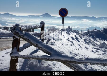 Route de neige, en arrière-plan les sommets de Ceske Stredohori Bohême montagnes centrales République tchèque montagnes tchèque paysage enneigé Banque D'Images