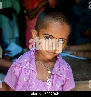 Kerala. Inde. 05-20-2018. Portrait d'une belle fille tout en assistant à l'école. Banque D'Images